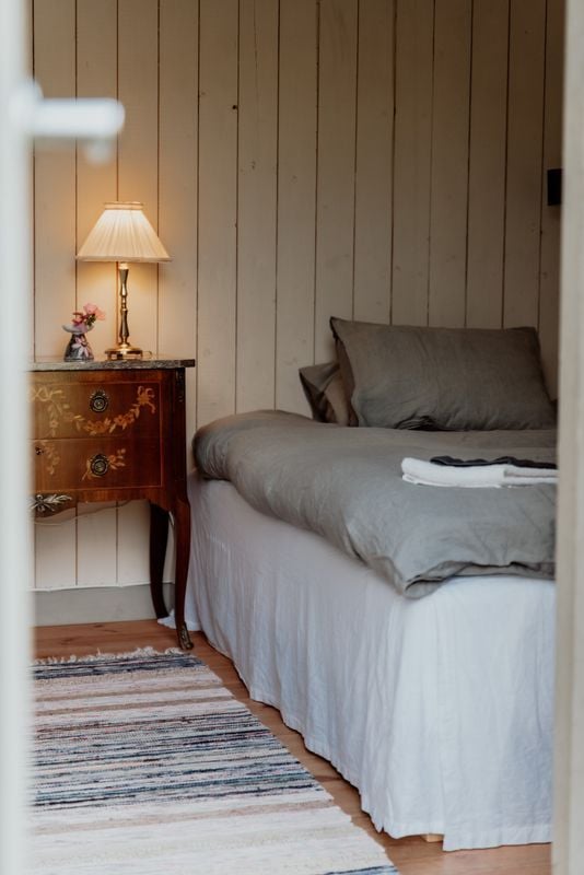 Grusväg genom skogslandskap i Tiveden