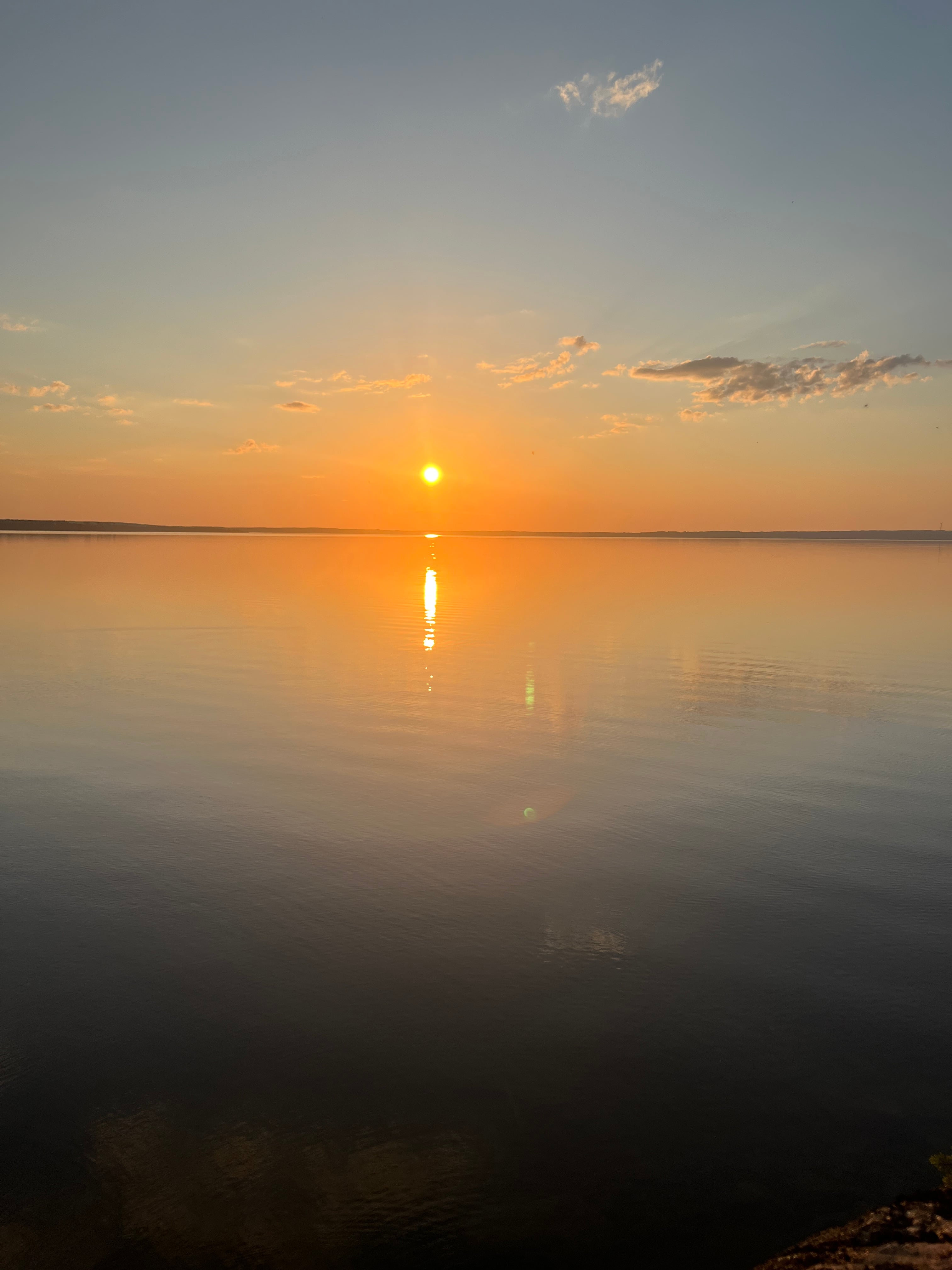 Solnedgång över sjön Unden med fiskebåt